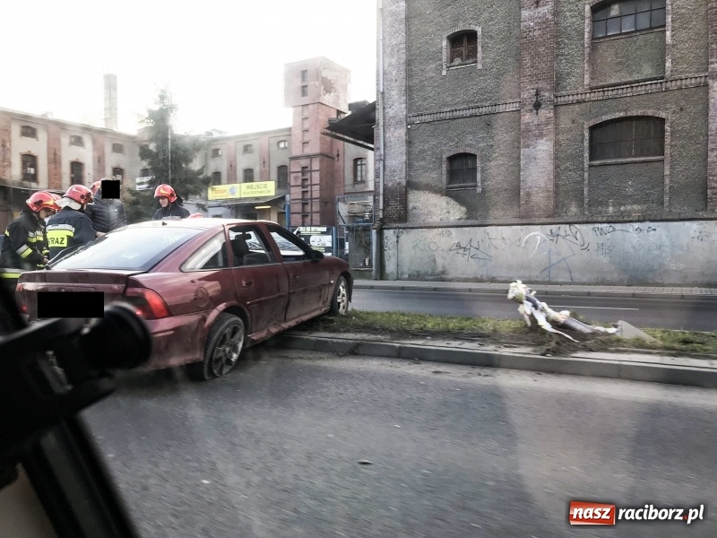 Zdjęcie w galerii na portalu naszraciborz.pl: Na Odrostradzie dachował opel  wiadomości z regionu