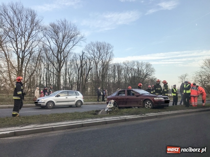 Zdjęcie w galerii na portalu naszraciborz.pl: Na Odrostradzie dachował opel  wiadomości z regionu