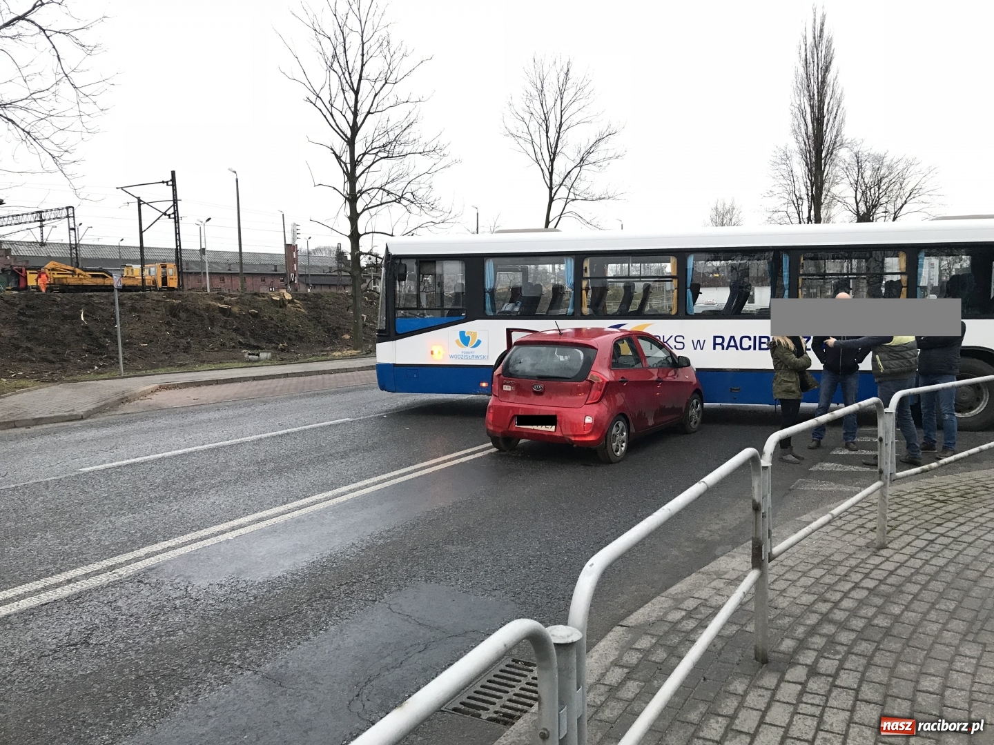 Zdjęcie w galerii na portalu naszraciborz.pl: Kia wbiła się w autobus na Nowomiejskiej  wiadomości z regionu