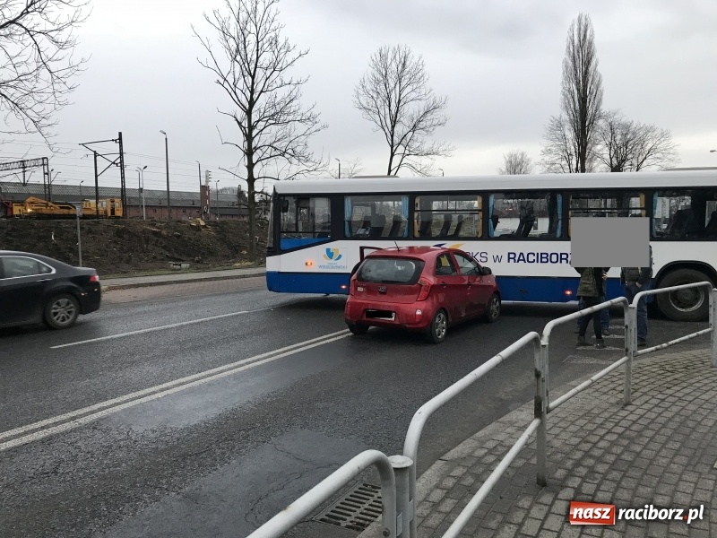 Zdjęcie w galerii na portalu naszraciborz.pl: Kia wbiła się w autobus na Nowomiejskiej  wiadomości z regionu