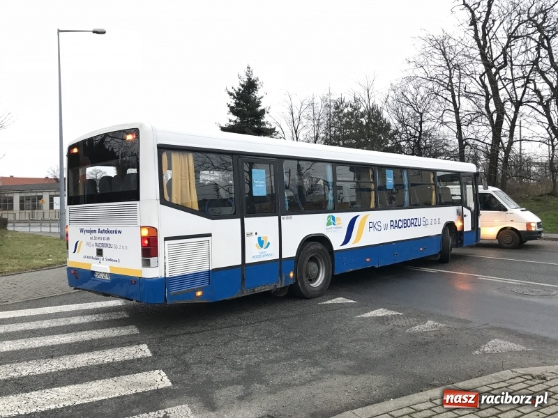 Zdjęcie w galerii na portalu naszraciborz.pl: Kia wbiła się w autobus na Nowomiejskiej  wiadomości z regionu