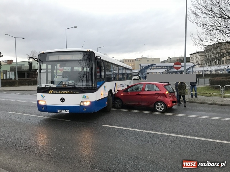 Zdjęcie w galerii na portalu naszraciborz.pl: Kia wbiła się w autobus na Nowomiejskiej  wiadomości z regionu