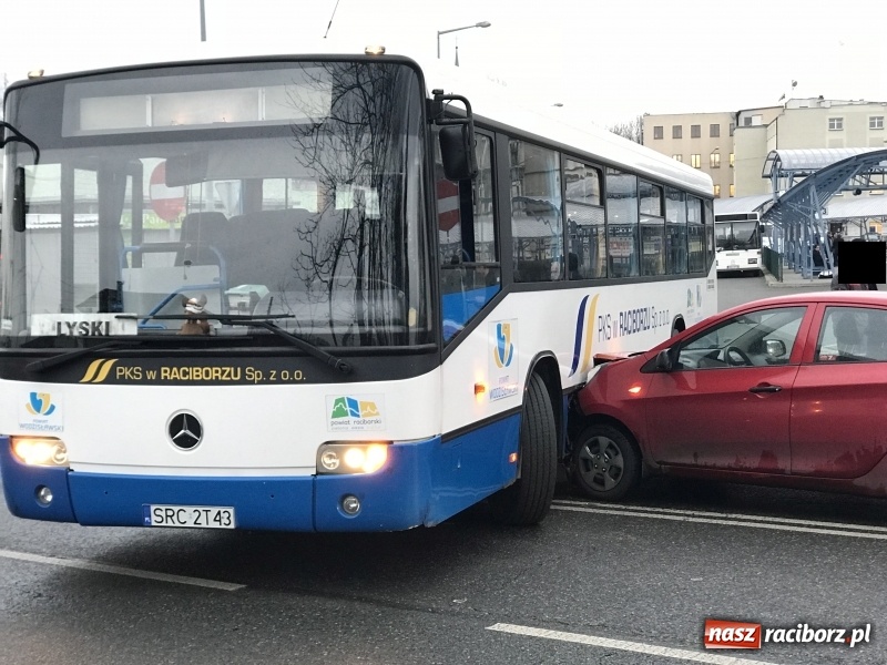Zdjęcie w galerii na portalu naszraciborz.pl: Kia wbiła się w autobus na Nowomiejskiej  wiadomości z regionu