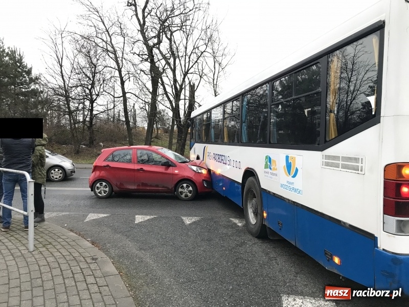 Zdjęcie w galerii na portalu naszraciborz.pl: Kia wbiła się w autobus na Nowomiejskiej  wiadomości z regionu
