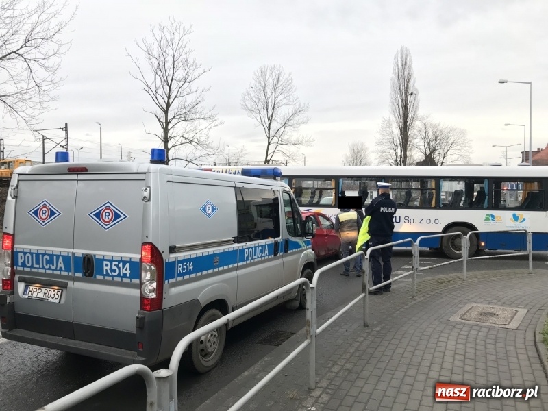 Zdjęcie w galerii na portalu naszraciborz.pl: Kia wbiła się w autobus na Nowomiejskiej  wiadomości z regionu
