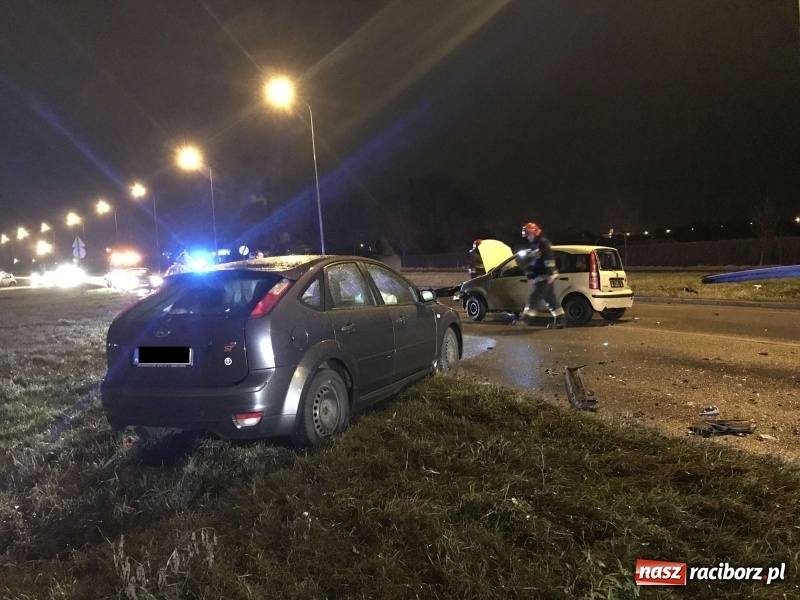 Zdjęcie w galerii na portalu naszraciborz.pl: Fiat i ford zderzyły się na Piaskowej  wiadomości z regionu