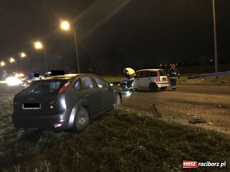 Zdjęcie w galerii na portalu naszraciborz.pl: Fiat i ford zderzyły się na Piaskowej  wiadomości z regionu