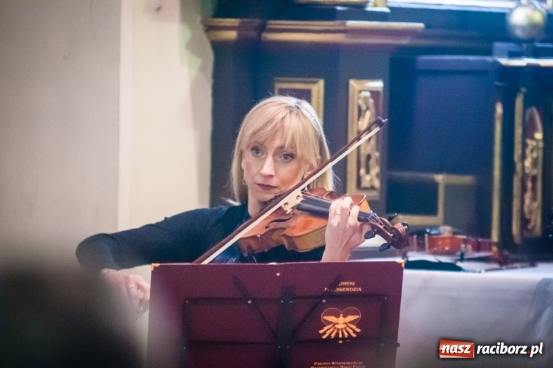 Zdjęcie w galerii na portalu naszraciborz.pl: W kościele farnym wybrzmiały kolędy i pastorałki wiadomości z regionu