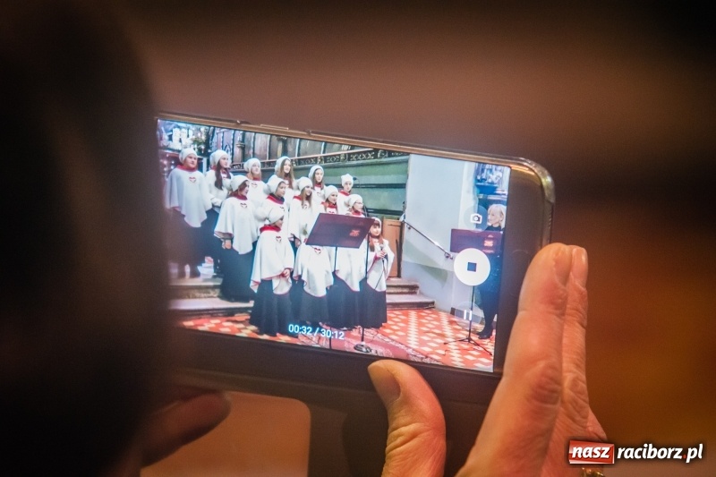 Zdjęcie w galerii na portalu naszraciborz.pl: W kościele farnym wybrzmiały kolędy i pastorałki wiadomości z regionu