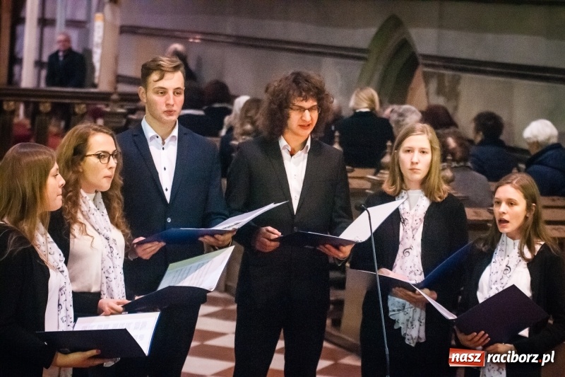 Zdjęcie w galerii na portalu naszraciborz.pl: W kościele farnym wybrzmiały kolędy i pastorałki wiadomości z regionu