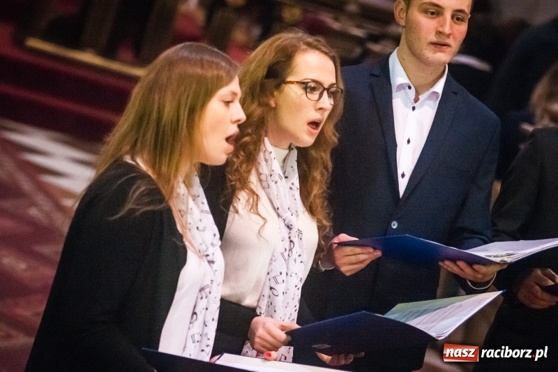 Zdjęcie w galerii na portalu naszraciborz.pl: W kościele farnym wybrzmiały kolędy i pastorałki wiadomości z regionu