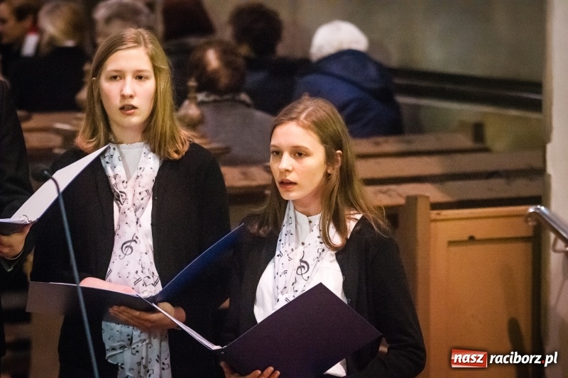 Zdjęcie w galerii na portalu naszraciborz.pl: W kościele farnym wybrzmiały kolędy i pastorałki wiadomości z regionu