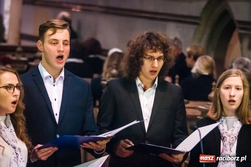 Zdjęcie w galerii na portalu naszraciborz.pl: W kościele farnym wybrzmiały kolędy i pastorałki wiadomości z regionu