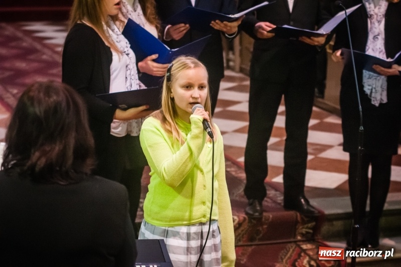 Zdjęcie w galerii na portalu naszraciborz.pl: W kościele farnym wybrzmiały kolędy i pastorałki wiadomości z regionu