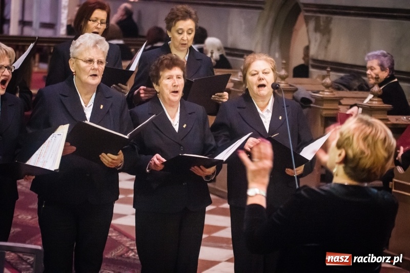 Zdjęcie w galerii na portalu naszraciborz.pl: W kościele farnym wybrzmiały kolędy i pastorałki wiadomości z regionu