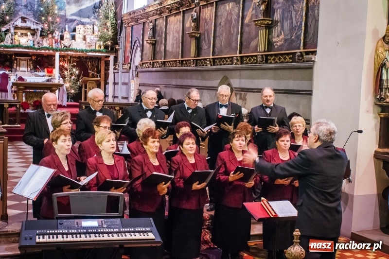 Zdjęcie w galerii na portalu naszraciborz.pl: W kościele farnym wybrzmiały kolędy i pastorałki wiadomości z regionu