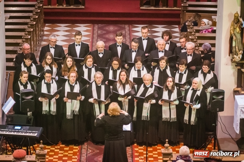 Zdjęcie w galerii na portalu naszraciborz.pl: W kościele farnym wybrzmiały kolędy i pastorałki wiadomości z regionu