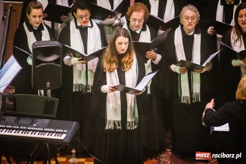 Zdjęcie w galerii na portalu naszraciborz.pl: W kościele farnym wybrzmiały kolędy i pastorałki wiadomości z regionu