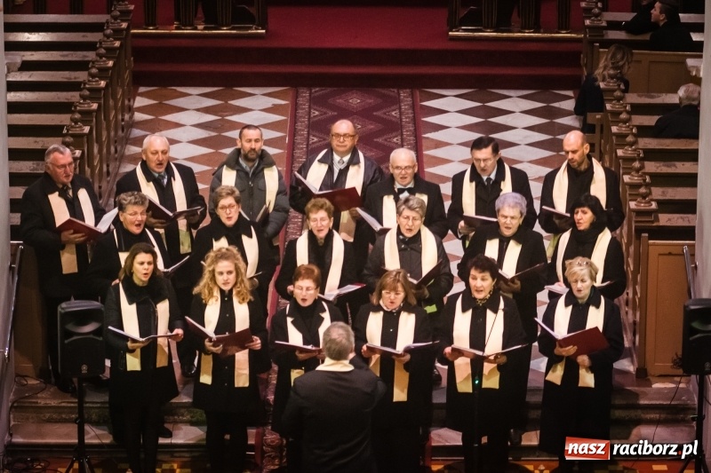 Zdjęcie w galerii na portalu naszraciborz.pl: W kościele farnym wybrzmiały kolędy i pastorałki wiadomości z regionu