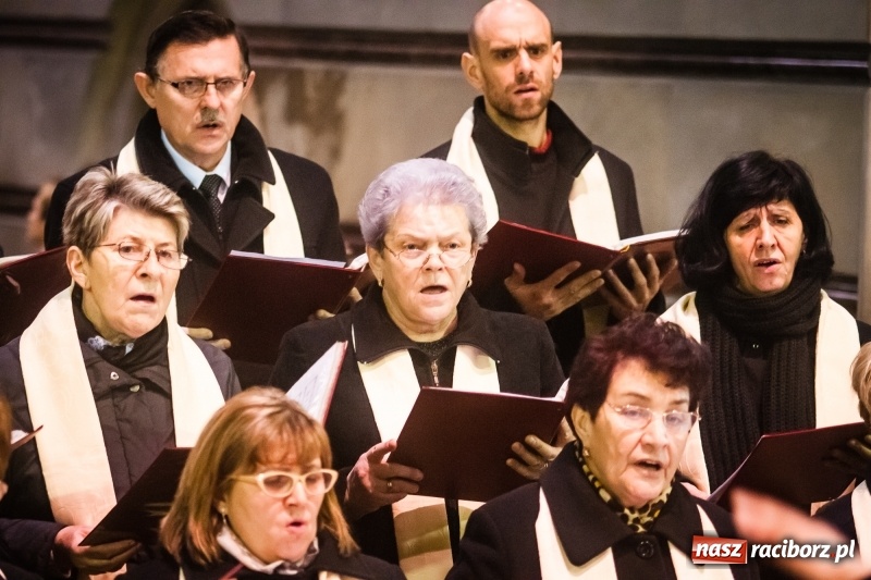 Zdjęcie w galerii na portalu naszraciborz.pl: W kościele farnym wybrzmiały kolędy i pastorałki wiadomości z regionu