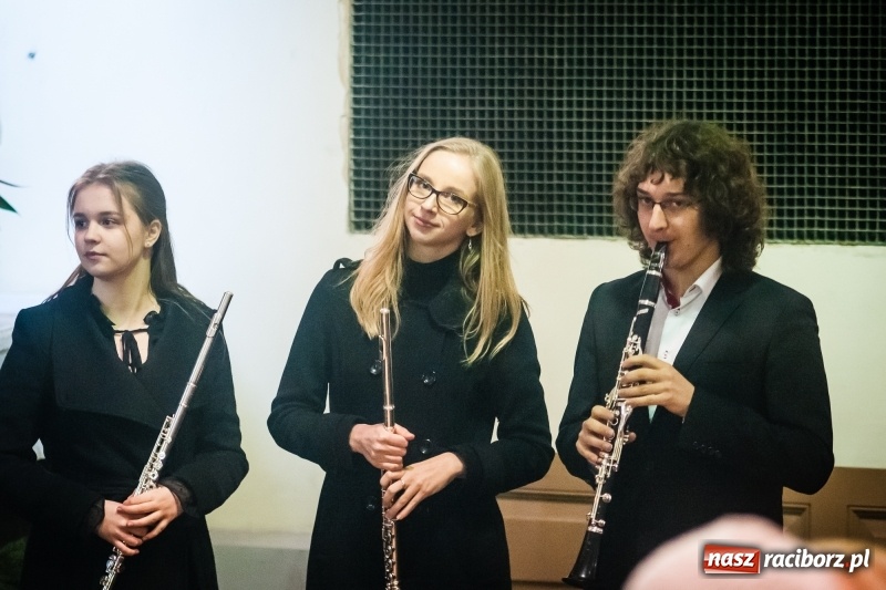 Zdjęcie w galerii na portalu naszraciborz.pl: W kościele farnym wybrzmiały kolędy i pastorałki wiadomości z regionu