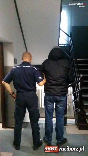 Zdjęcie w galerii na portalu naszraciborz.pl: Sprawca uszkodzenia defibrylatora w Kuźni Raciborskiej w rękach policji wiadomości z regionu