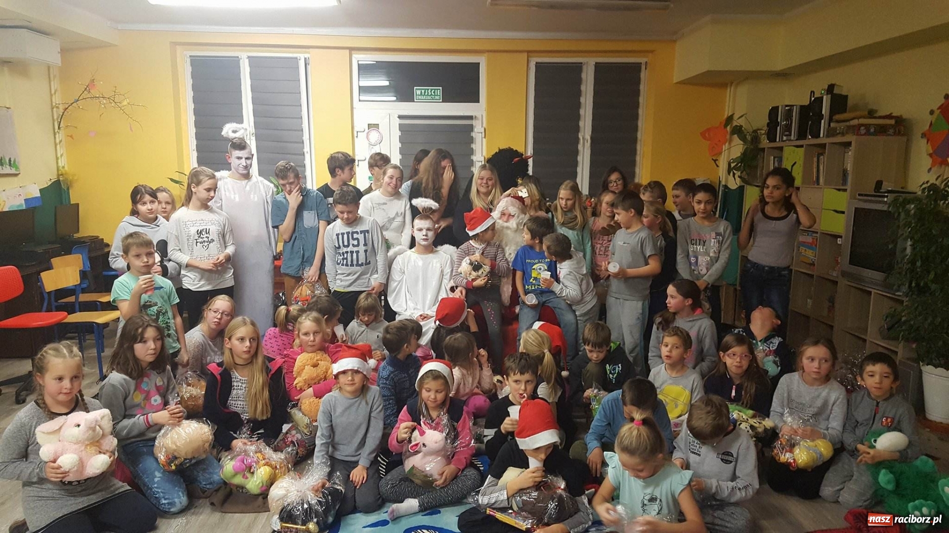 Zdjęcie w galerii na portalu naszraciborz.pl: Drużyna Mikołaja z raciborskiego poprawczaka zakończyła kolejną edycje My Pomagamy – Pomagajcie i Wy  wiadomości z regionu