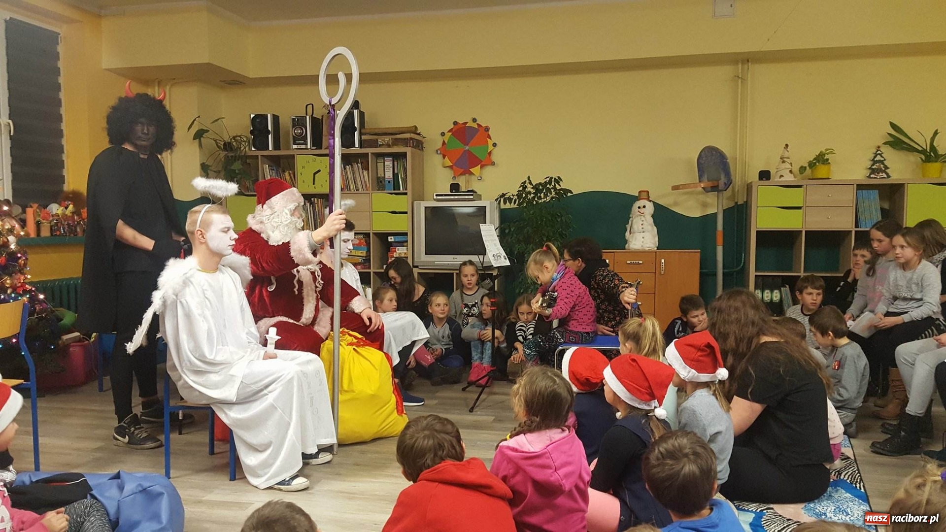 Zdjęcie w galerii na portalu naszraciborz.pl: Drużyna Mikołaja z raciborskiego poprawczaka zakończyła kolejną edycje My Pomagamy – Pomagajcie i Wy  wiadomości z regionu