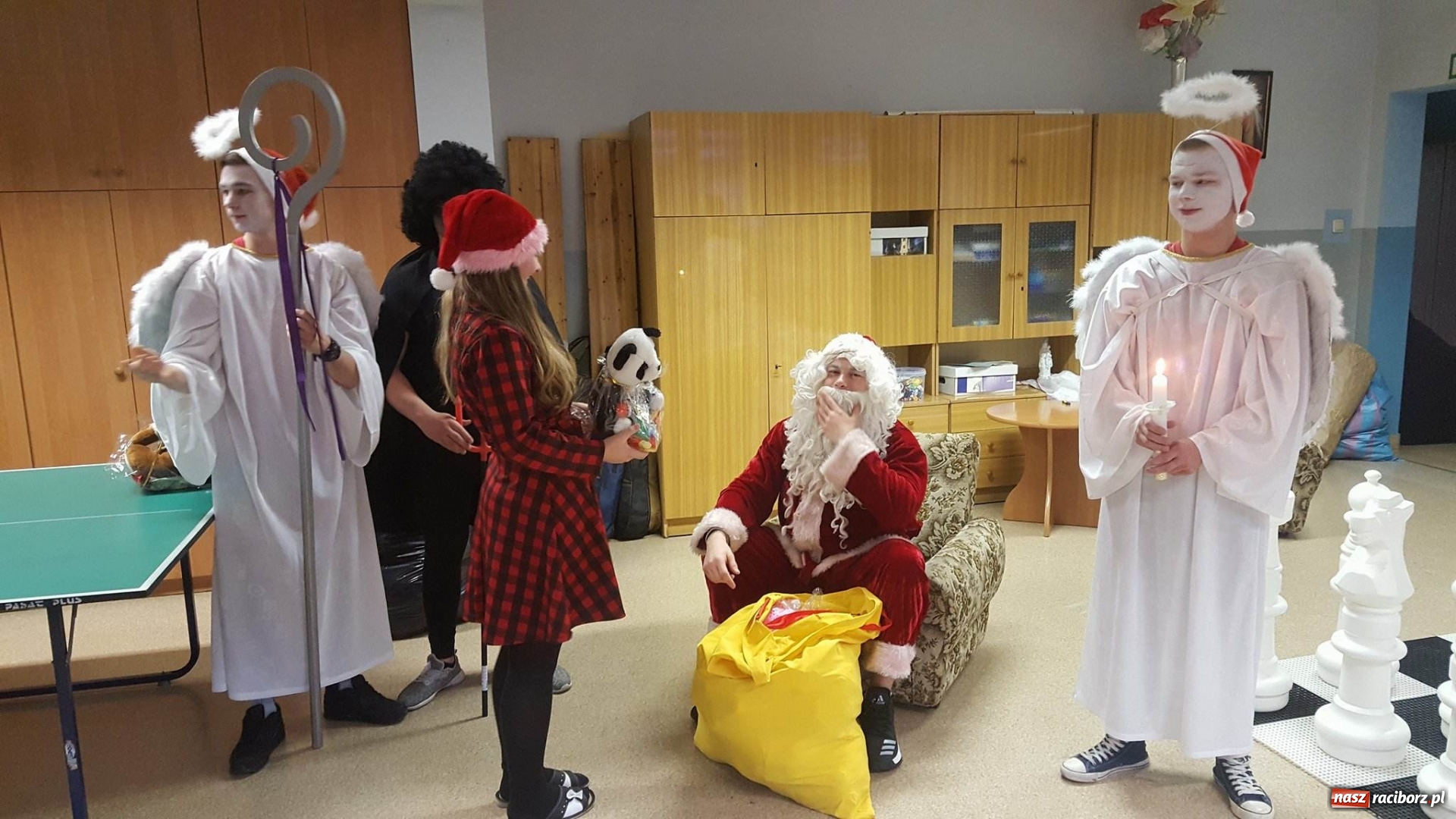 Zdjęcie w galerii na portalu naszraciborz.pl: Drużyna Mikołaja z raciborskiego poprawczaka zakończyła kolejną edycje My Pomagamy – Pomagajcie i Wy  wiadomości z regionu