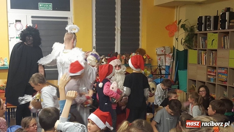 Zdjęcie w galerii na portalu naszraciborz.pl: Drużyna Mikołaja z raciborskiego poprawczaka zakończyła kolejną edycje My Pomagamy – Pomagajcie i Wy  wiadomości z regionu