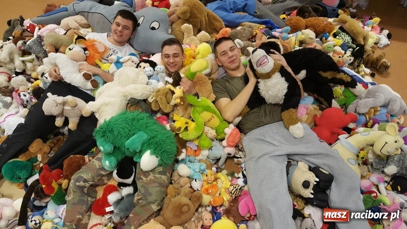 Zdjęcie w galerii na portalu naszraciborz.pl: Drużyna Mikołaja z raciborskiego poprawczaka zakończyła kolejną edycje My Pomagamy – Pomagajcie i Wy  wiadomości z regionu