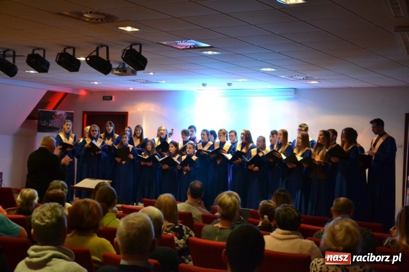 Zdjęcie w galerii na portalu naszraciborz.pl: Kolędowanie z chórem Bel Canto na Zamku Piastowskim wiadomości z regionu