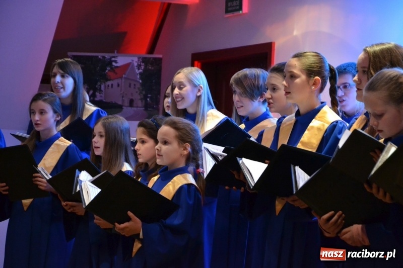 Zdjęcie w galerii na portalu naszraciborz.pl: Kolędowanie z chórem Bel Canto na Zamku Piastowskim wiadomości z regionu