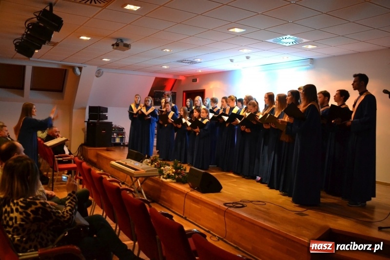 Zdjęcie w galerii na portalu naszraciborz.pl: Kolędowanie z chórem Bel Canto na Zamku Piastowskim wiadomości z regionu