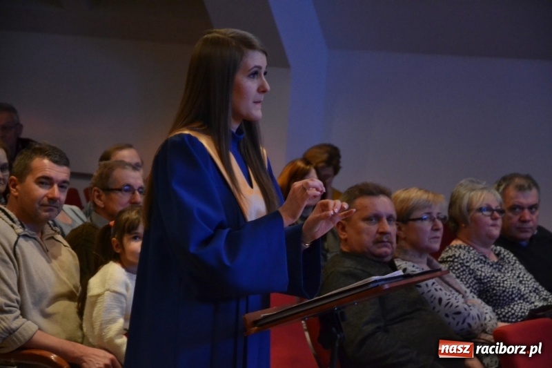Zdjęcie w galerii na portalu naszraciborz.pl: Kolędowanie z chórem Bel Canto na Zamku Piastowskim wiadomości z regionu