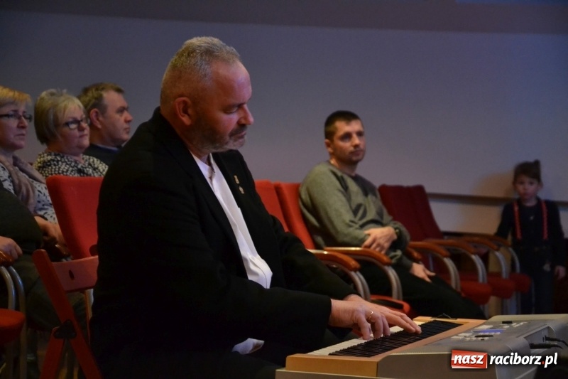 Zdjęcie w galerii na portalu naszraciborz.pl: Kolędowanie z chórem Bel Canto na Zamku Piastowskim wiadomości z regionu