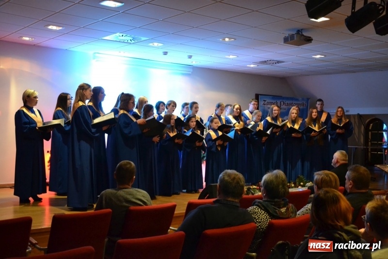 Zdjęcie w galerii na portalu naszraciborz.pl: Kolędowanie z chórem Bel Canto na Zamku Piastowskim wiadomości z regionu