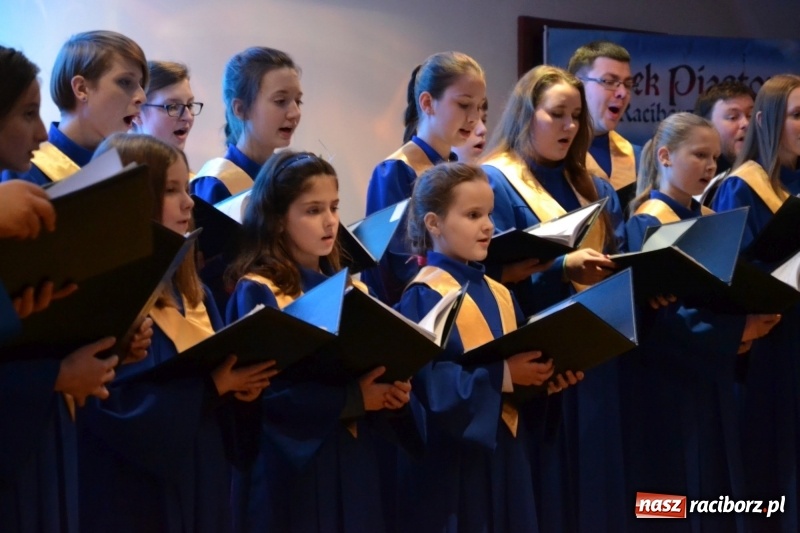 Zdjęcie w galerii na portalu naszraciborz.pl: Kolędowanie z chórem Bel Canto na Zamku Piastowskim wiadomości z regionu