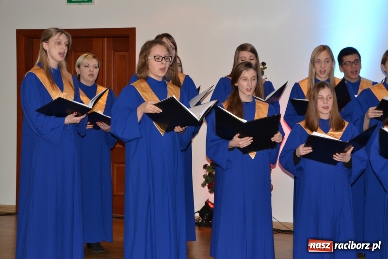 Zdjęcie w galerii na portalu naszraciborz.pl: Kolędowanie z chórem Bel Canto na Zamku Piastowskim wiadomości z regionu