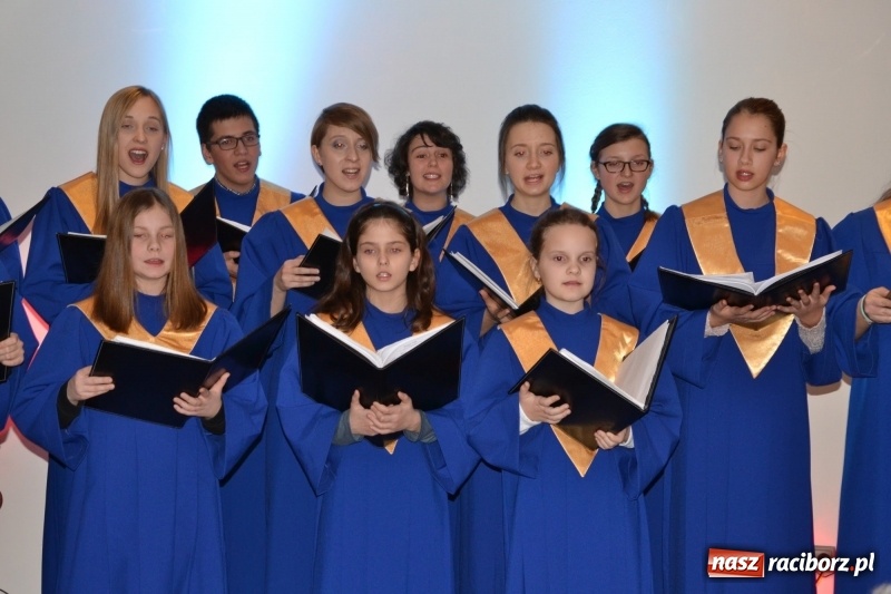 Zdjęcie w galerii na portalu naszraciborz.pl: Kolędowanie z chórem Bel Canto na Zamku Piastowskim wiadomości z regionu