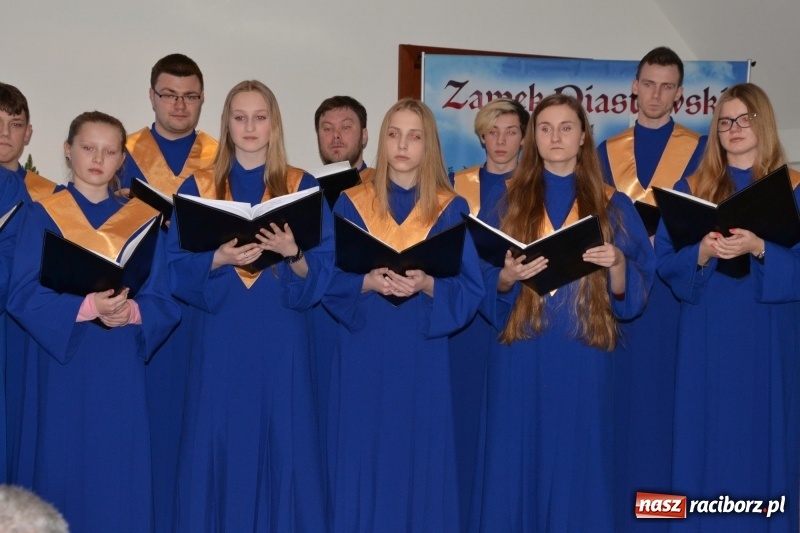 Zdjęcie w galerii na portalu naszraciborz.pl: Kolędowanie z chórem Bel Canto na Zamku Piastowskim wiadomości z regionu