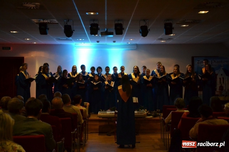 Zdjęcie w galerii na portalu naszraciborz.pl: Kolędowanie z chórem Bel Canto na Zamku Piastowskim wiadomości z regionu