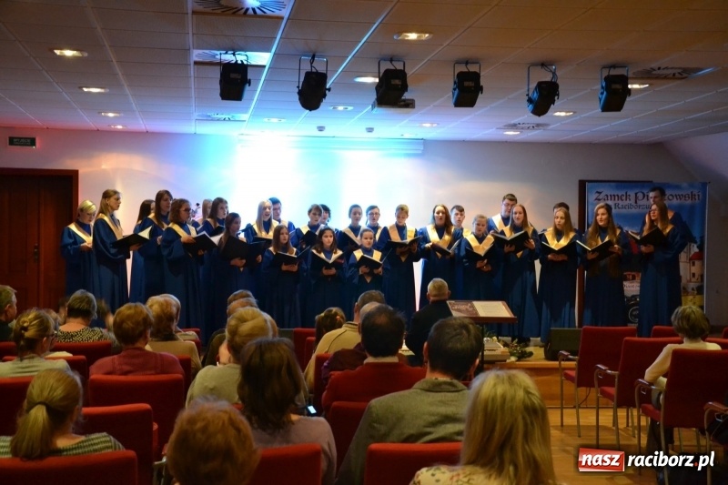 Zdjęcie w galerii na portalu naszraciborz.pl: Kolędowanie z chórem Bel Canto na Zamku Piastowskim wiadomości z regionu