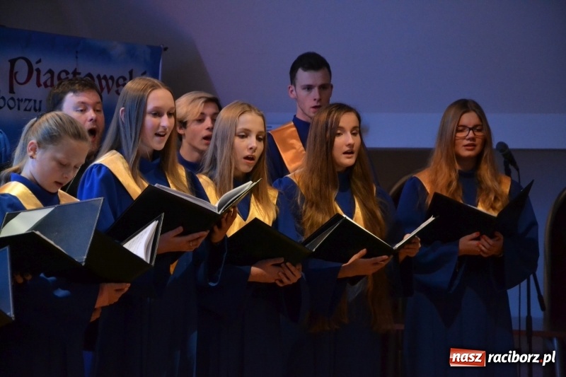 Zdjęcie w galerii na portalu naszraciborz.pl: Kolędowanie z chórem Bel Canto na Zamku Piastowskim wiadomości z regionu