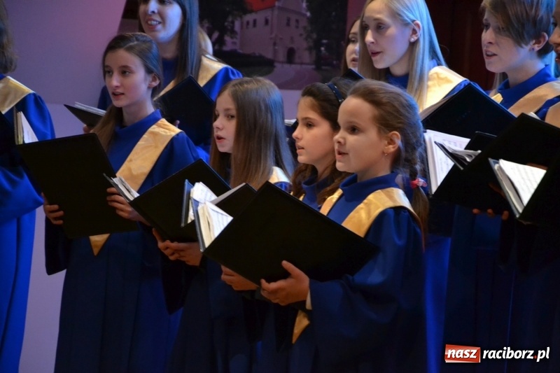 Zdjęcie w galerii na portalu naszraciborz.pl: Kolędowanie z chórem Bel Canto na Zamku Piastowskim wiadomości z regionu