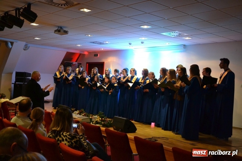 Zdjęcie w galerii na portalu naszraciborz.pl: Kolędowanie z chórem Bel Canto na Zamku Piastowskim wiadomości z regionu