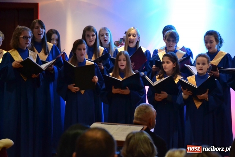 Zdjęcie w galerii na portalu naszraciborz.pl: Kolędowanie z chórem Bel Canto na Zamku Piastowskim wiadomości z regionu