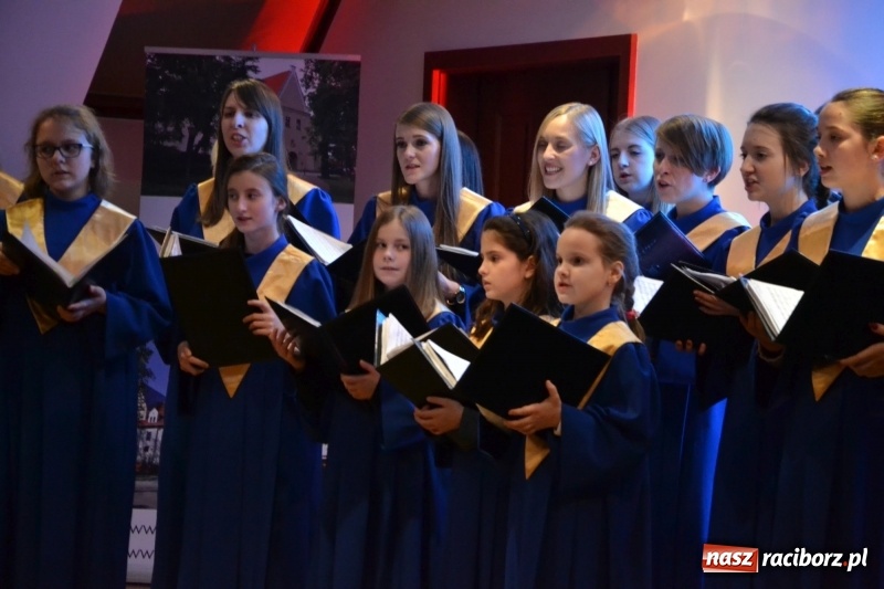 Zdjęcie w galerii na portalu naszraciborz.pl: Kolędowanie z chórem Bel Canto na Zamku Piastowskim wiadomości z regionu