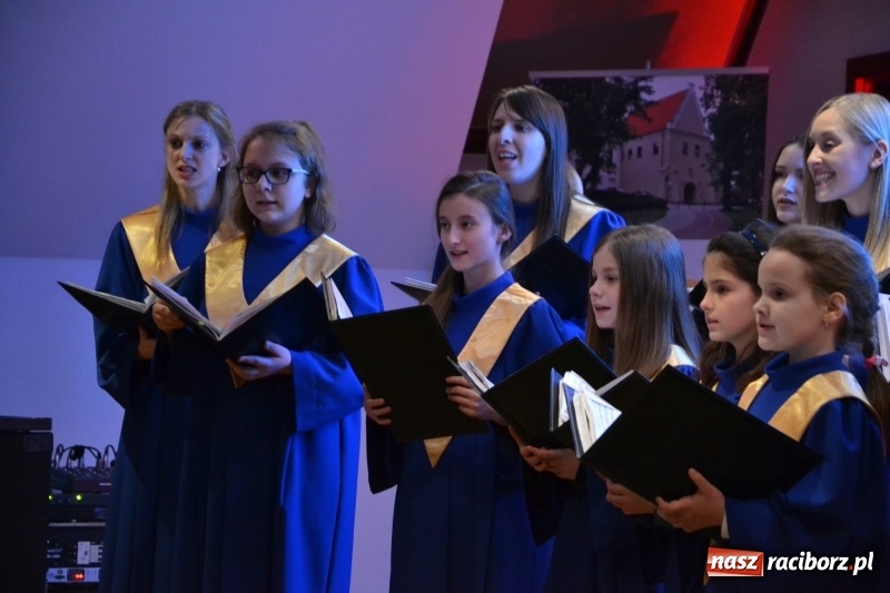Zdjęcie w galerii na portalu naszraciborz.pl: Kolędowanie z chórem Bel Canto na Zamku Piastowskim wiadomości z regionu