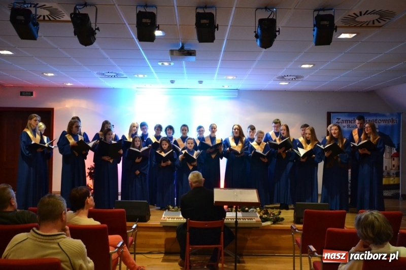 Zdjęcie w galerii na portalu naszraciborz.pl: Kolędowanie z chórem Bel Canto na Zamku Piastowskim wiadomości z regionu